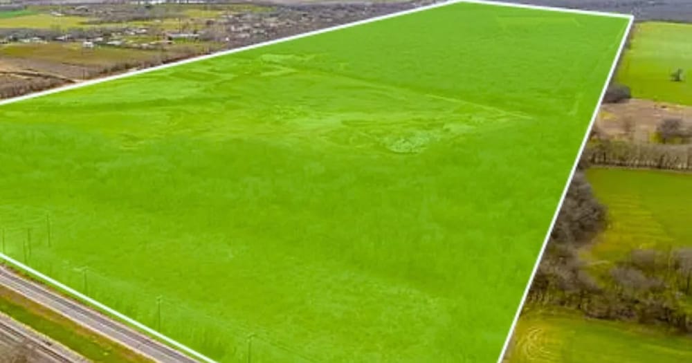 Convention fiscale France-États-Unis : vue aérienne d'un terrain agricole délimité le long d'une route aux États-Unis